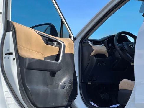 Used 2019 Toyota RAV4 LE image 9