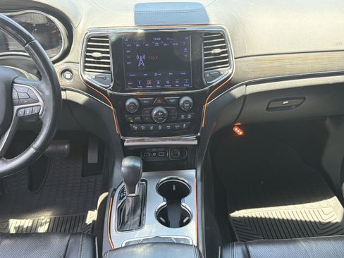 Used 2019 Jeep Grand Cherokee Overland AWD/4WD image 10