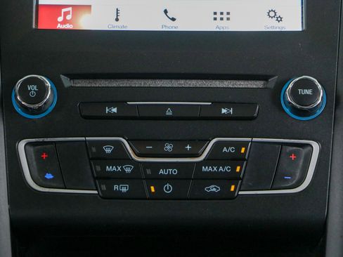 Used 2018 Ford Fusion SE w/ Equipment Group 201A FWD image 20