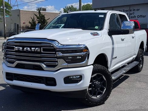 Used 2025 RAM 2500 Laramie AWD/4WD image 3