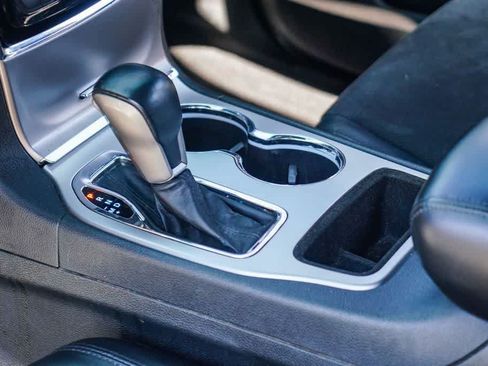 Used 2019 Jeep Grand Cherokee Altitude RWD image 18