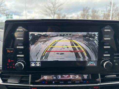 Used 2024 Toyota Sienna Limited image 40