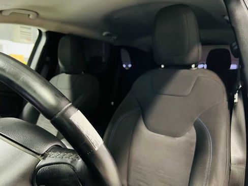 Used 2019 Jeep Cherokee Latitude AWD/4WD image 3