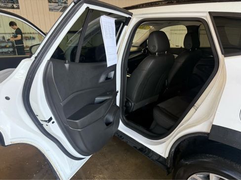 Used 2025 Chevrolet Trax LT FWD image 15