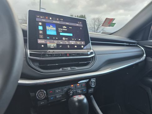 Used 2023 Jeep Compass Limited image 18