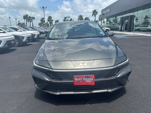 Used 2025 Hyundai Elantra SE FWD image 2