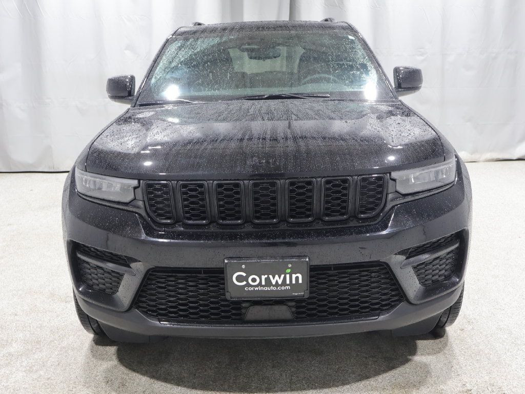 Used 2023 Jeep Grand Cherokee Altitude AWD/4WD image 8