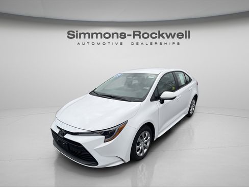 Used 2025 Toyota Corolla LE image 1