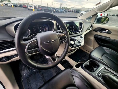 Used 2023 Chrysler Pacifica Touring-L FWD image 36