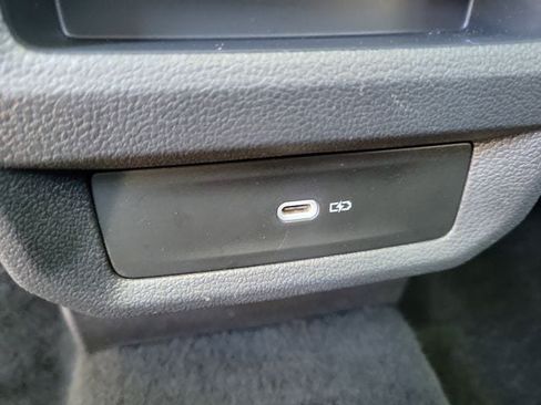 Used 2023 Volkswagen Taos SE w/ Panoramic Sunroof Package FWD image 11