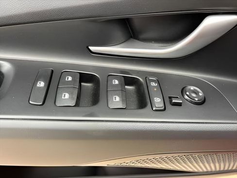 Used 2025 Hyundai Elantra Sport image 24