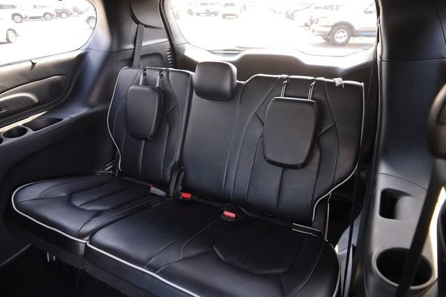 Used 2025 Chrysler Pacifica Limited FWD image 12