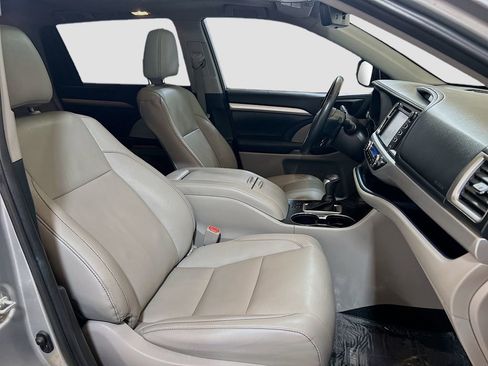 Used 2019 Toyota Highlander XLE FWD image 28
