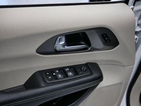 Used 2024 Chrysler Pacifica Touring-L image 6