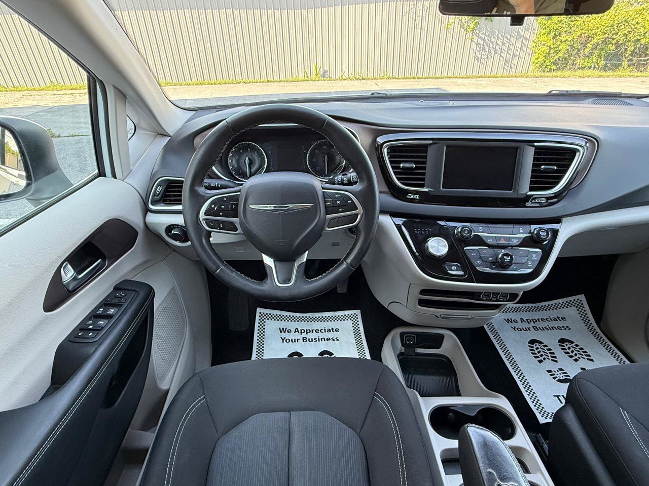 Used 2022 Chrysler Voyager LX FWD image 13