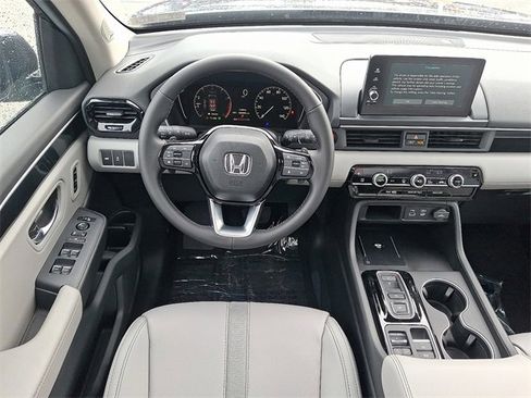 New 2025 Honda Pilot Touring image 10