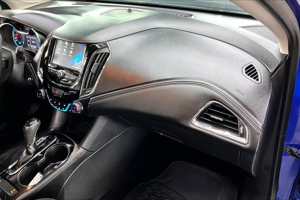 Used 2018 Chevrolet Cruze Premier w/ Enhanced Convenience Package FWD image 27