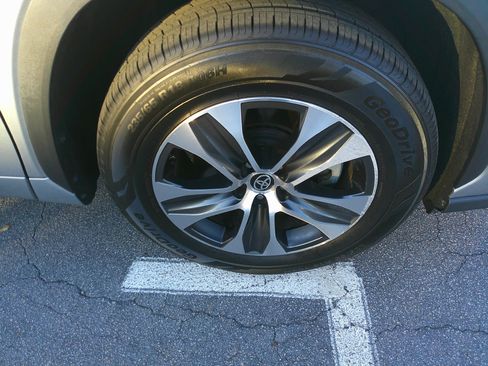 Used 2023 Toyota Highlander XLE image 50