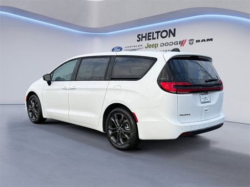 New 2026 Chrysler Pacifica Select image 3