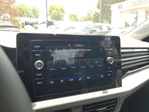 Used 2025 Volkswagen Jetta SE w/ Sunroof Package FWD image 19