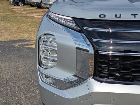 New 2025 Mitsubishi Outlander SE image 10