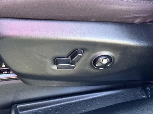 Used 2024 Chrysler Pacifica Touring image 21