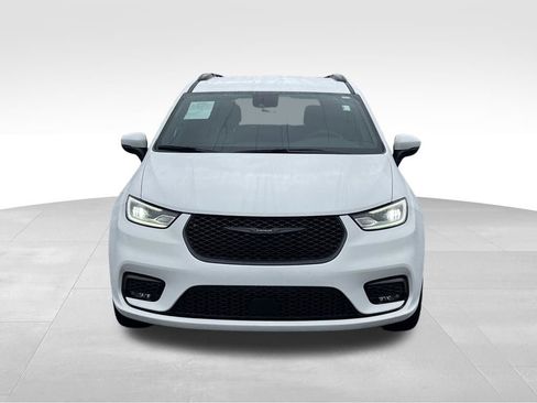 Used 2023 Chrysler Pacifica Touring-L w/ Uconnect Theater Family Group image 3