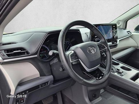 Used 2022 Toyota Sienna Limited AWD/4WD image 10