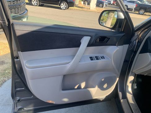 Used 2011 Toyota Highlander 2WD image 17