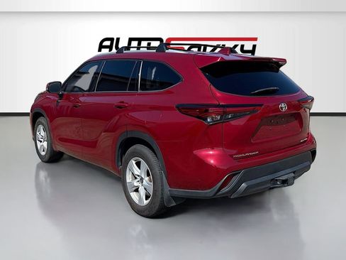Used 2022 Toyota Highlander XLE AWD/4WD image 5