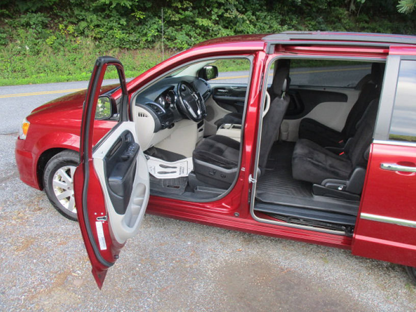 Used 2016 Chrysler Town & Country Touring w/ Driver Convenience Group FWD image 12