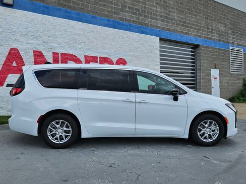 New 2027 Chrysler Pacifica Select FWD image 7