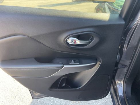 Used 2020 Jeep Cherokee Latitude Plus image 25