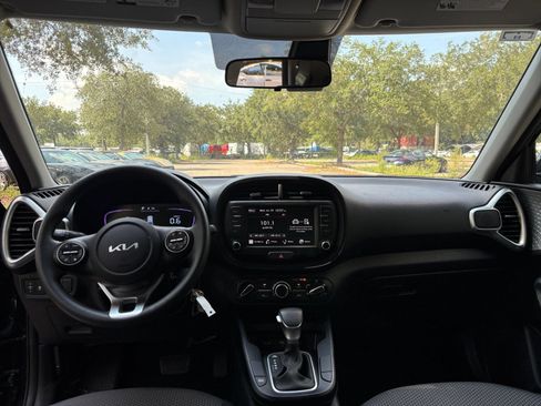 Used 2025 Kia Soul LX w/ LX Technology Package FWD image 31