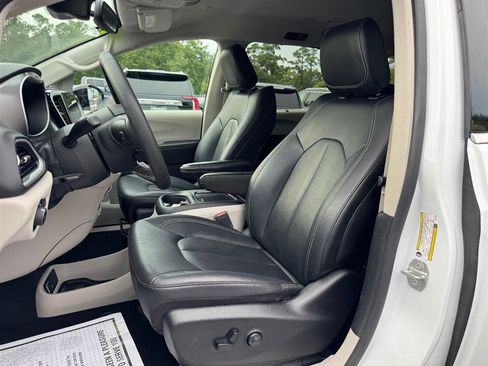 Used 2024 Chrysler Pacifica Touring-L FWD image 18