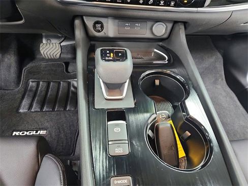 Used 2025 Nissan Rogue SL w/ SL Premium Package image 29