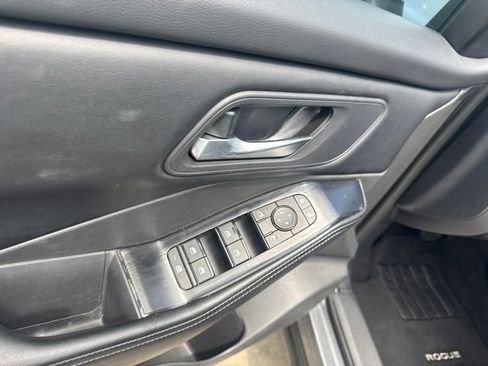 Used 2025 Nissan Rogue SV FWD image 18