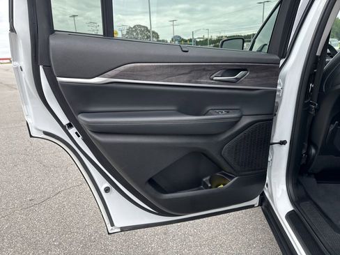 Used 2023 Jeep Grand Cherokee L Limited w/ Luxury Tech Group II image 14