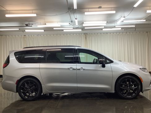 New 2026 Chrysler Pacifica Select w/ S Appearance Package FWD image 4