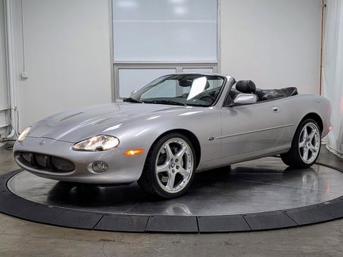 Used 2001 Jaguar XKR Convertible image 13