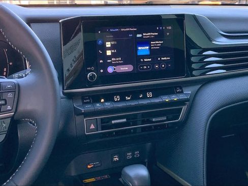 Used 2025 Toyota Camry SE w/ Convenience Package image 7