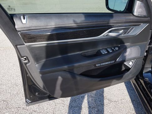 Used 2017 BMW 750i image 18