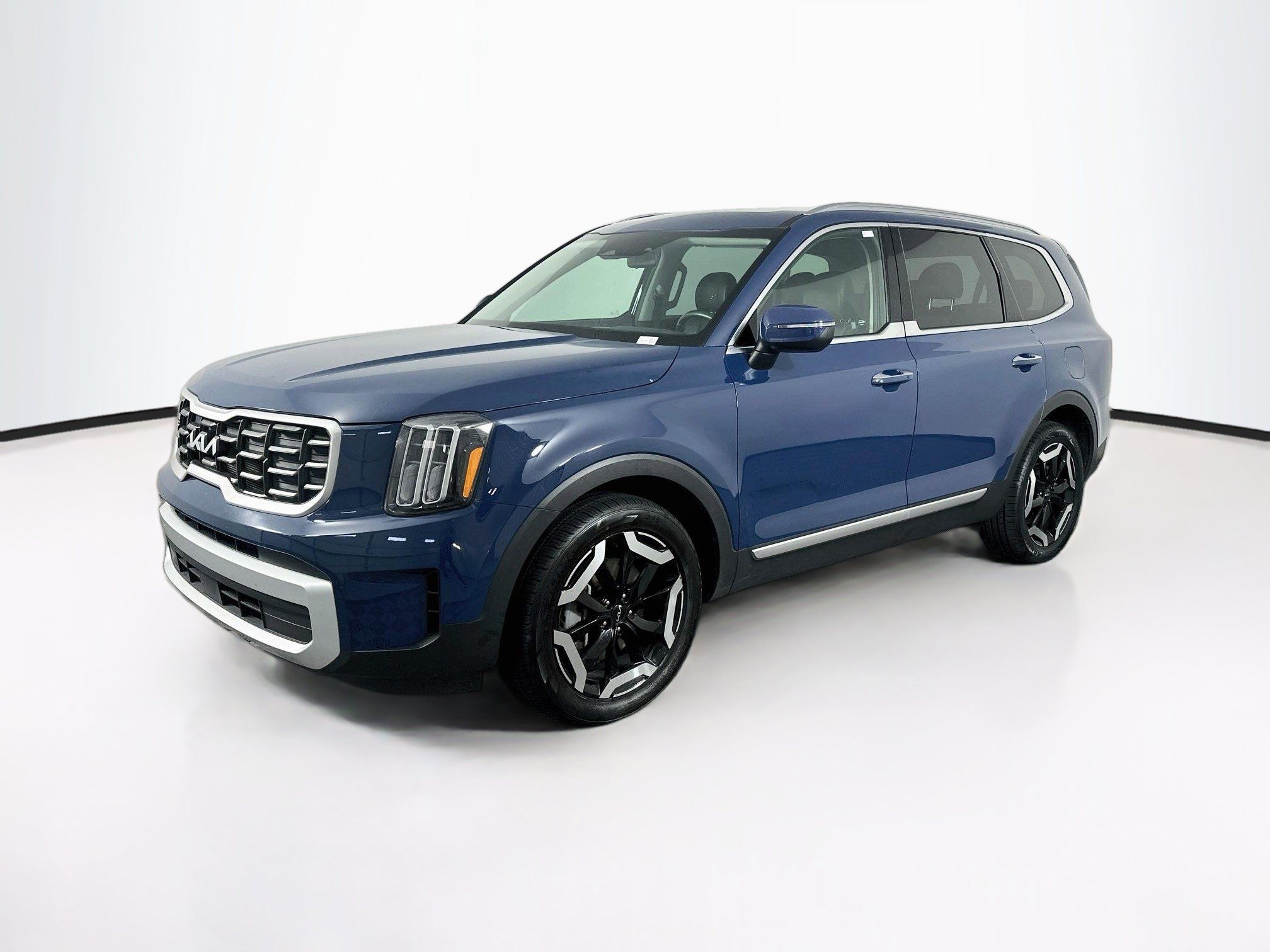 Used 2025 Kia Telluride S FWD image 3