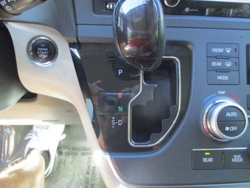 Used 2018 Toyota Sienna XLE image 39