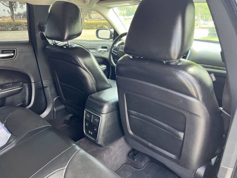 Used 2018 Chrysler 300 Limited image 15