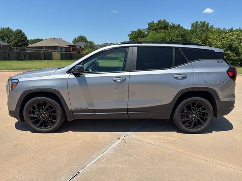 Used 2023 GMC Terrain SLE w/ Driver Convenience Package FWD image 2