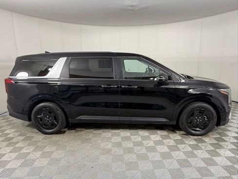 Used 2025 Kia Carnival image 9