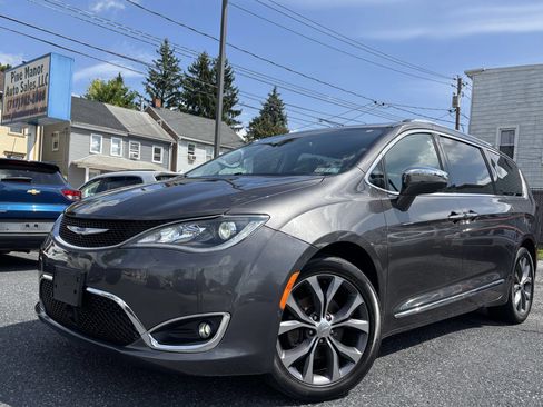 Used 2018 Chrysler Pacifica Limited w/ Advanced Safetytec Group FWD image 1