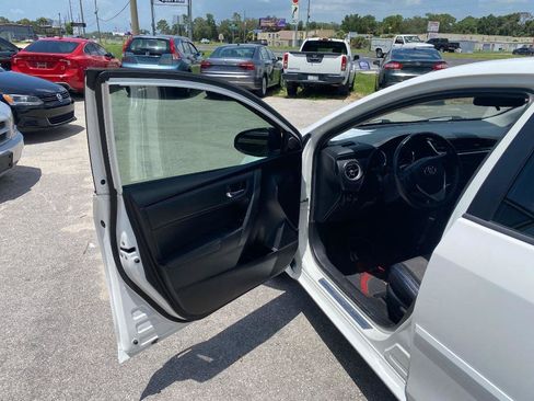Used 2019 Toyota Corolla SE FWD image 13
