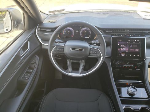 New 2025 Jeep Grand Cherokee Laredo w/ Luxury Tech Group I image 15